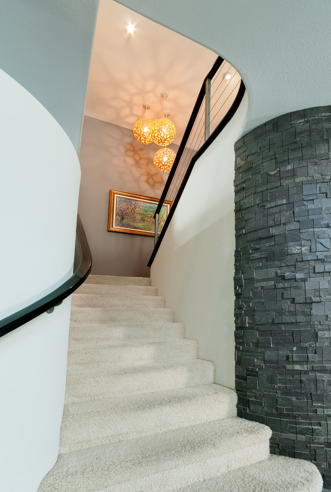 Идея дизайна: п-образная лестница среднего размера в современном стиле с ступенями с ковровым покрытием и ковровыми подступенками