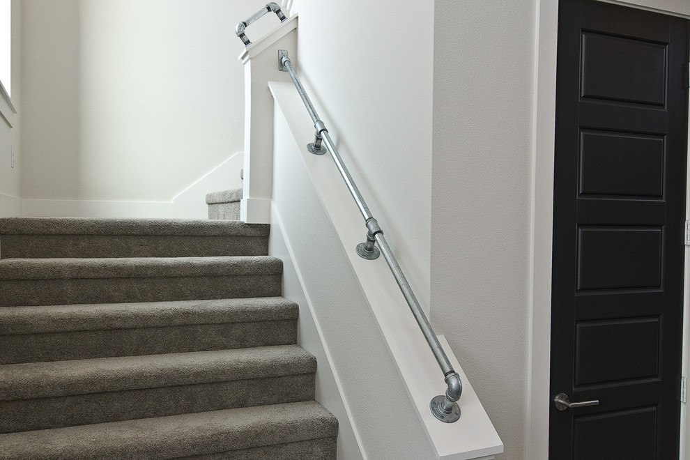 Diseño de escalera actual con escalones enmoquetados y contrahuellas enmoquetadas