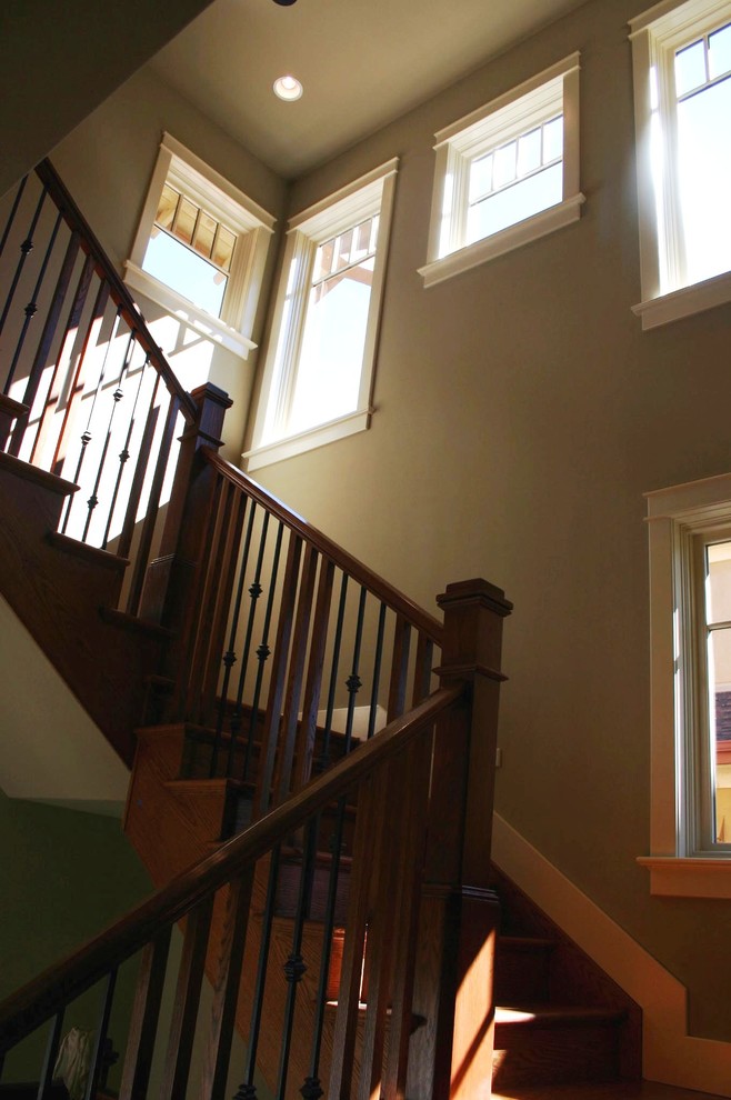 Imagen de escalera en L de estilo americano de tamaño medio con escalones de madera, contrahuellas de madera y barandilla de varios materiales