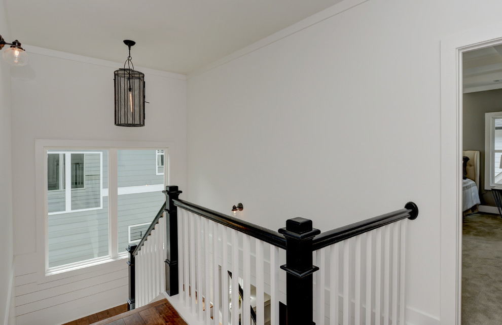 Foto de escalera campestre con barandilla de madera