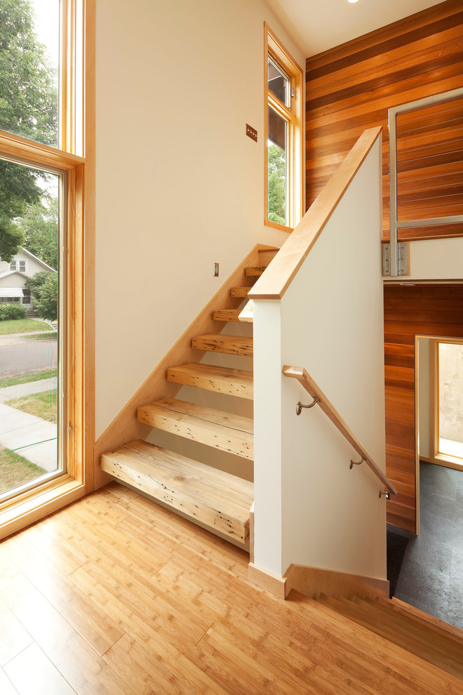 Идея дизайна: лестница в стиле модернизм с деревянными перилами и деревянными ступенями без подступенок