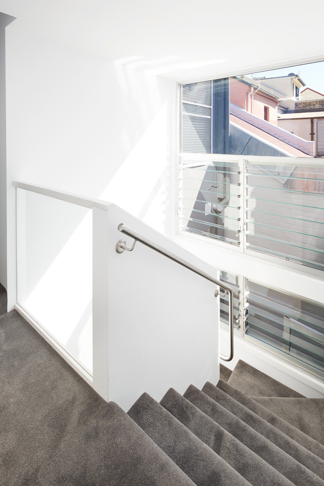 Idéer för en modern u-trappa, med heltäckningsmatta och sättsteg med heltäckningsmatta