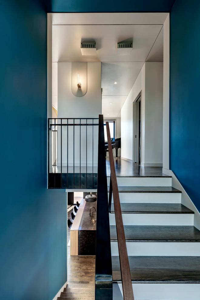Стильный дизайн: п-образная лестница в стиле модернизм с деревянными ступенями, крашенными деревянными подступенками и металлическими перилами - последний тренд