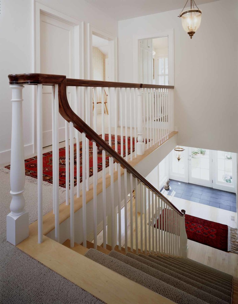 Imagen de escalera recta clásica con escalones de madera y contrahuellas de madera