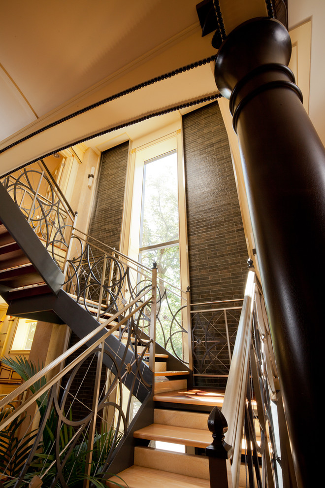 Идея дизайна: большая деревянная лестница на больцах в современном стиле с деревянными ступенями и металлическими перилами