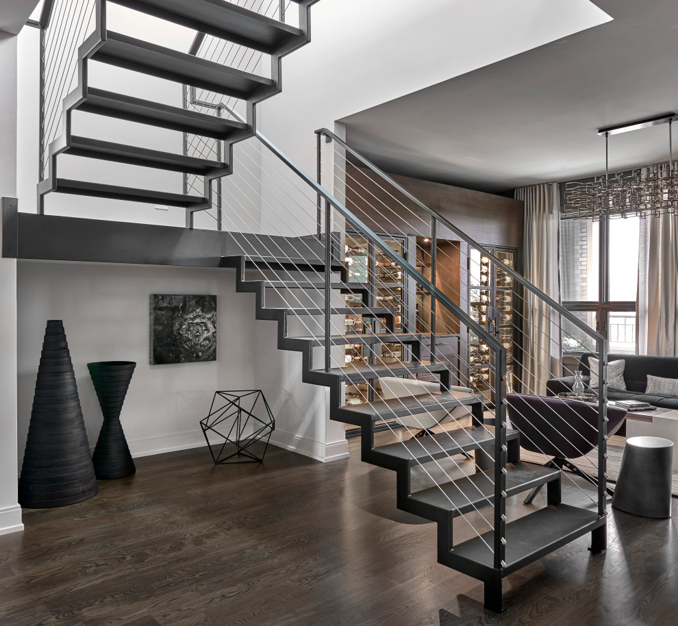 Стильный дизайн: большая п-образная лестница в современном стиле с металлическими ступенями и перилами из тросов без подступенок - последний тренд