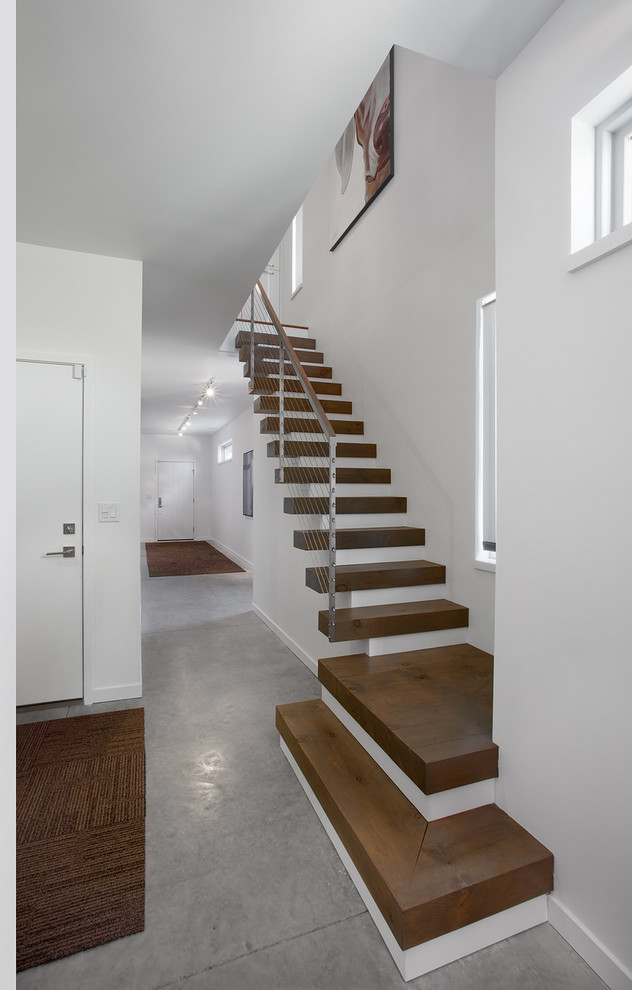 Ejemplo de escalera recta contemporánea pequeña sin contrahuella con escalones de madera