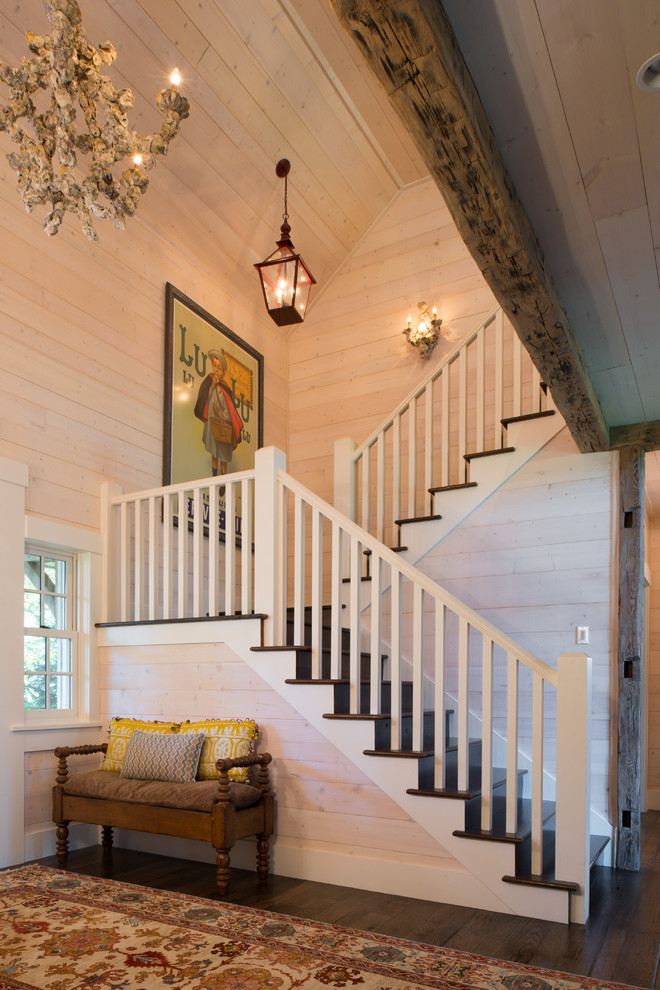 На фото: п-образная деревянная лестница среднего размера в морском стиле с деревянными ступенями