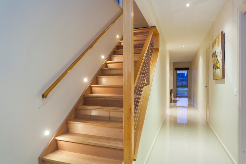 На фото: прямая лестница в современном стиле с деревянными ступенями с