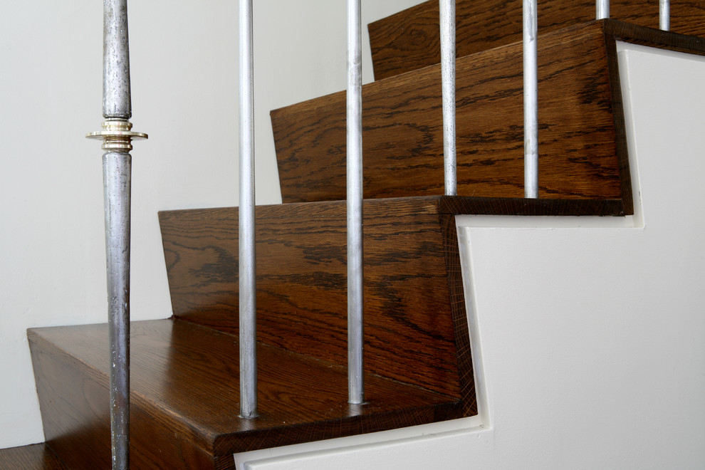 Gerade, Mittelgroße Klassische Holztreppe mit Holz-Setzstufen in New York