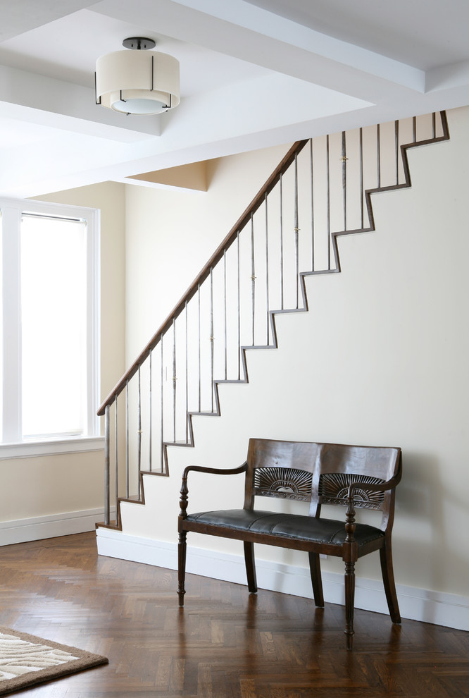 Exemple d'un escalier droit chic de taille moyenne avec des marches en bois, des contremarches en bois et éclairage.