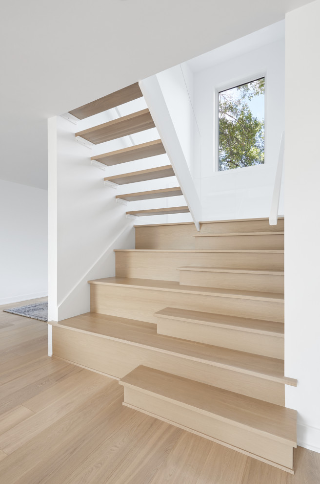 Пример оригинального дизайна: п-образная лестница среднего размера в стиле модернизм с деревянными ступенями и стеклянными перилами без подступенок