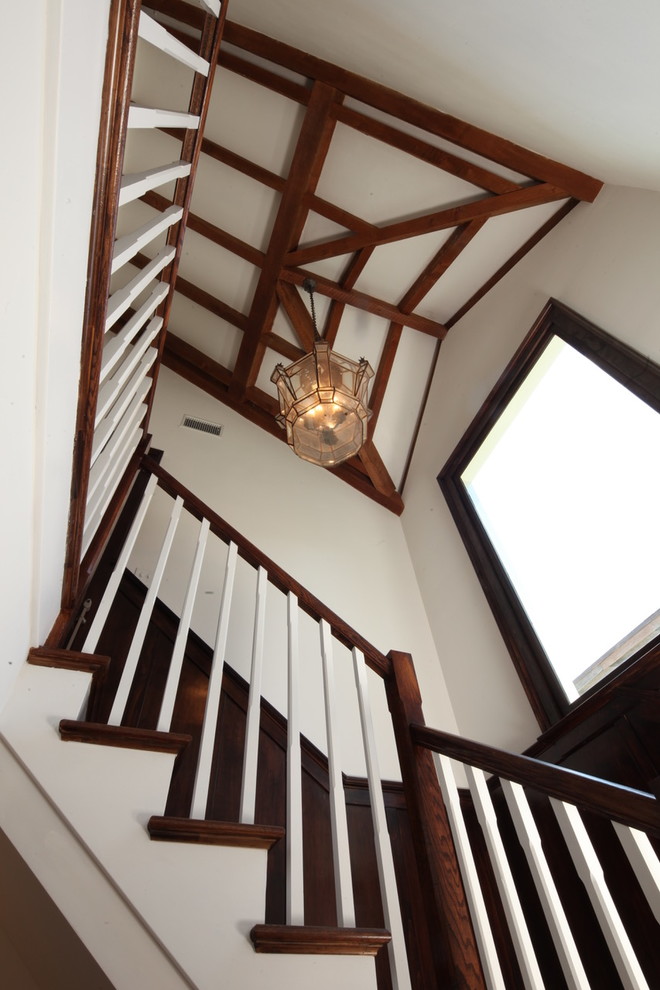 Свежая идея для дизайна: п-образная деревянная лестница среднего размера в стиле кантри с деревянными ступенями и деревянными перилами - отличное фото интерьера