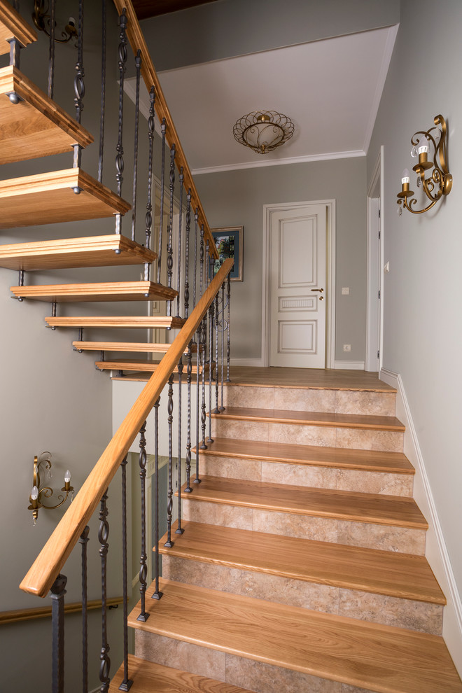Стильный дизайн: деревянная лестница среднего размера в классическом стиле с деревянными ступенями - последний тренд