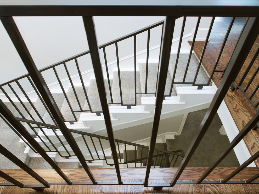 Стильный дизайн: п-образная лестница в морском стиле с крашенными деревянными ступенями, крашенными деревянными подступенками и металлическими перилами - последний тренд