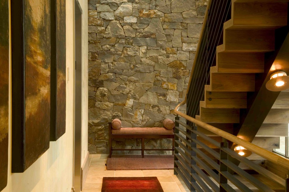 Пример оригинального дизайна: большая деревянная лестница на больцах в современном стиле с деревянными ступенями