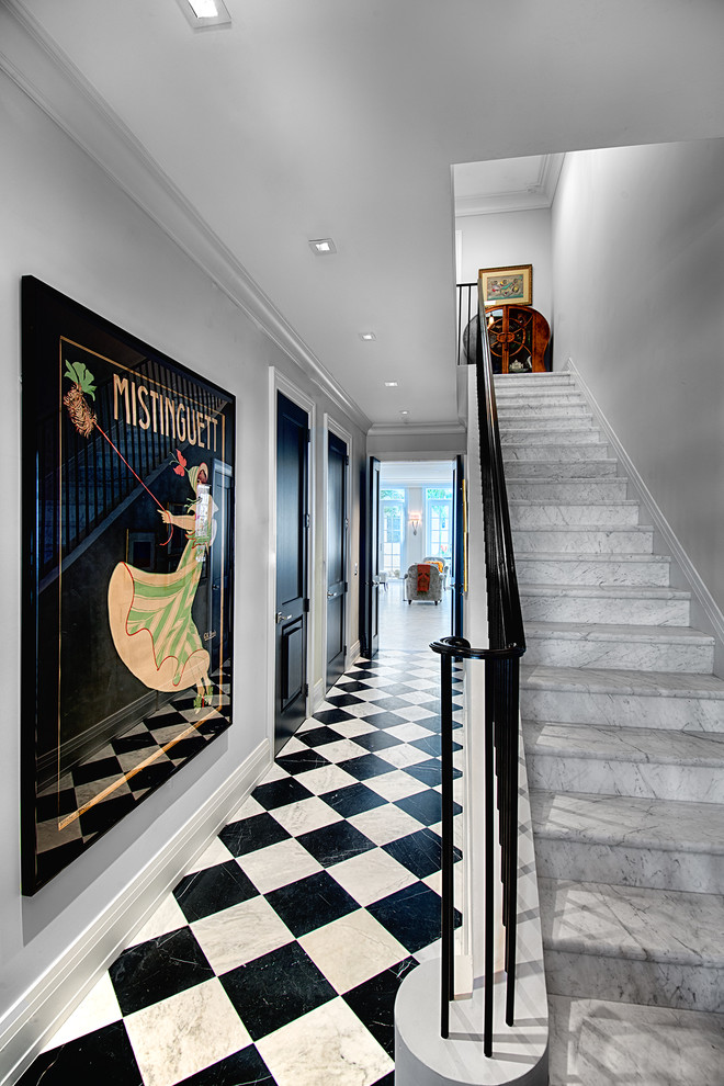 Стильный дизайн: прямая лестница в викторианском стиле с мраморными ступенями и подступенками из мрамора - последний тренд