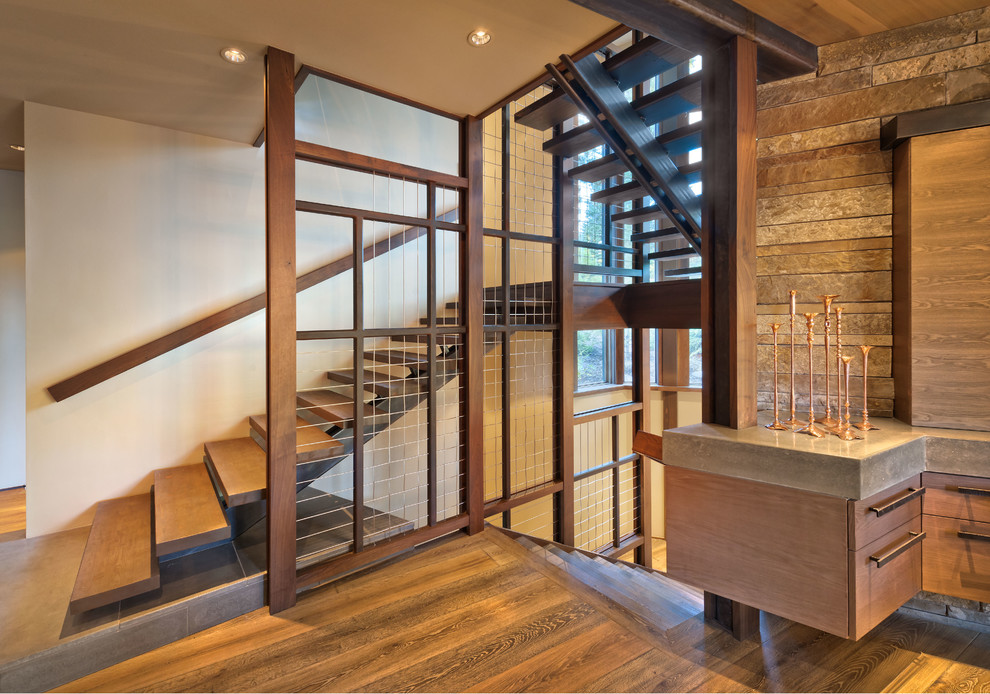 Diseño de escalera suspendida rústica grande sin contrahuella con escalones de madera