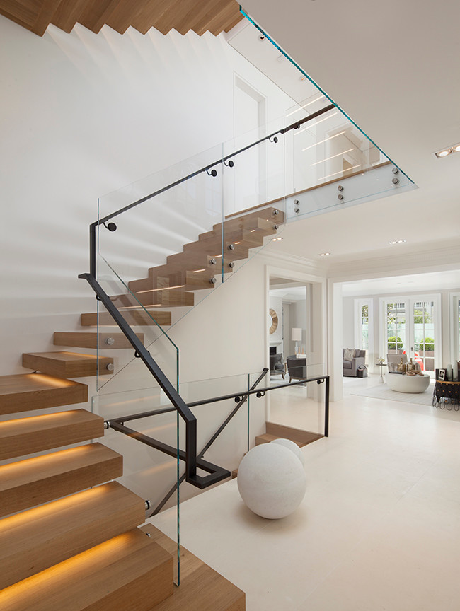 Réalisation d'un escalier flottant minimaliste avec des marches en bois, des contremarches en bois et éclairage.
