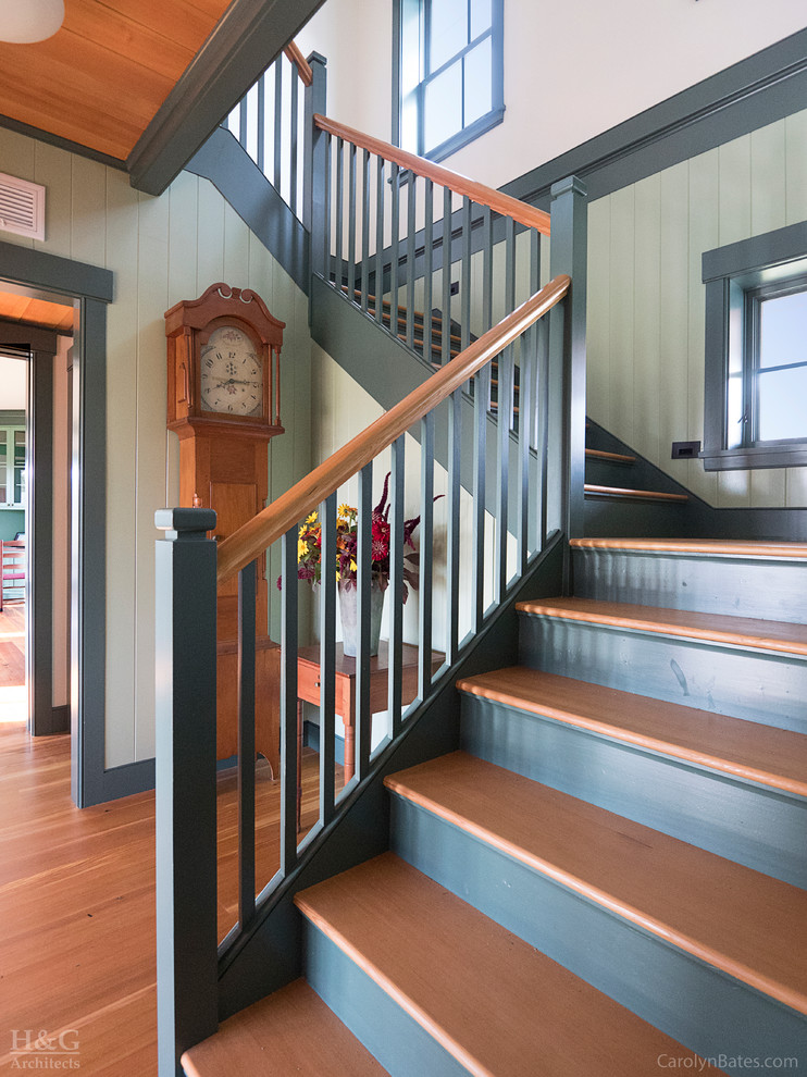 Aménagement d'un escalier peint campagne en U de taille moyenne avec des marches en bois.