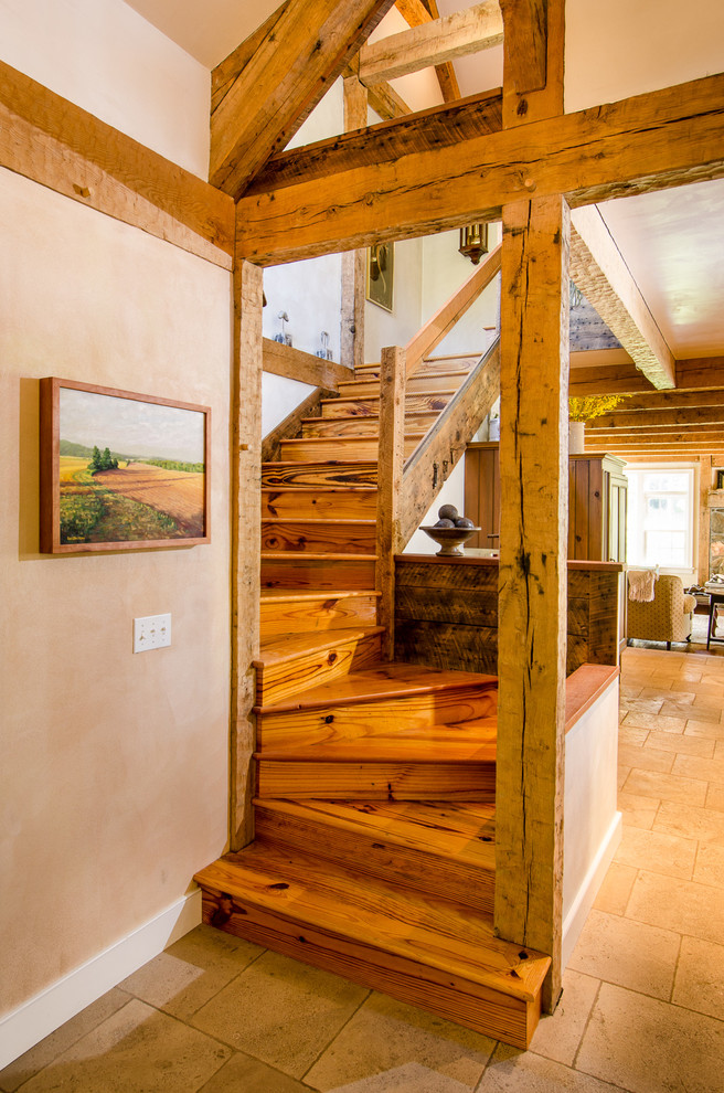 Стильный дизайн: изогнутая деревянная лестница среднего размера в стиле кантри с деревянными ступенями - последний тренд