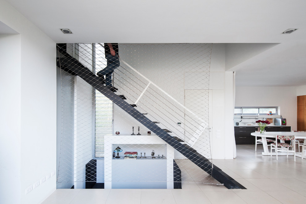 Design ideas for a modern staircase in Tel Aviv with open risers.