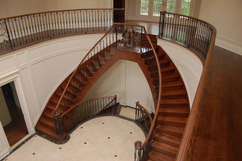 Modelo de escalera curva clásica extra grande con escalones de madera y contrahuellas de madera