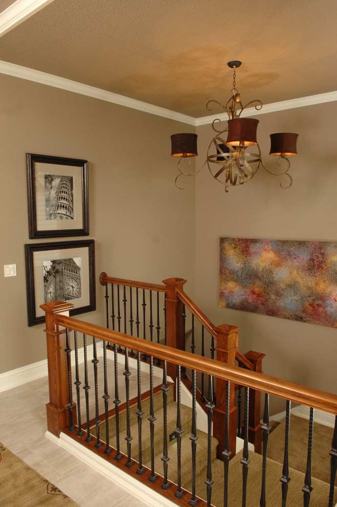 Стильный дизайн: п-образная лестница среднего размера в классическом стиле с ступенями с ковровым покрытием и ковровыми подступенками - последний тренд