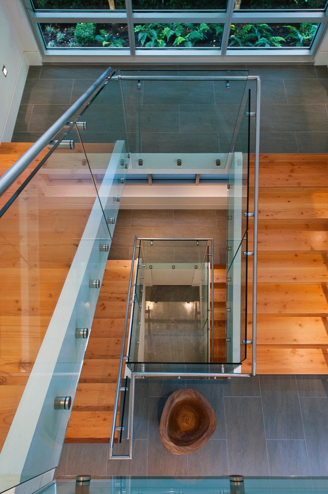 Idée de décoration pour un escalier design en U avec des marches en bois.