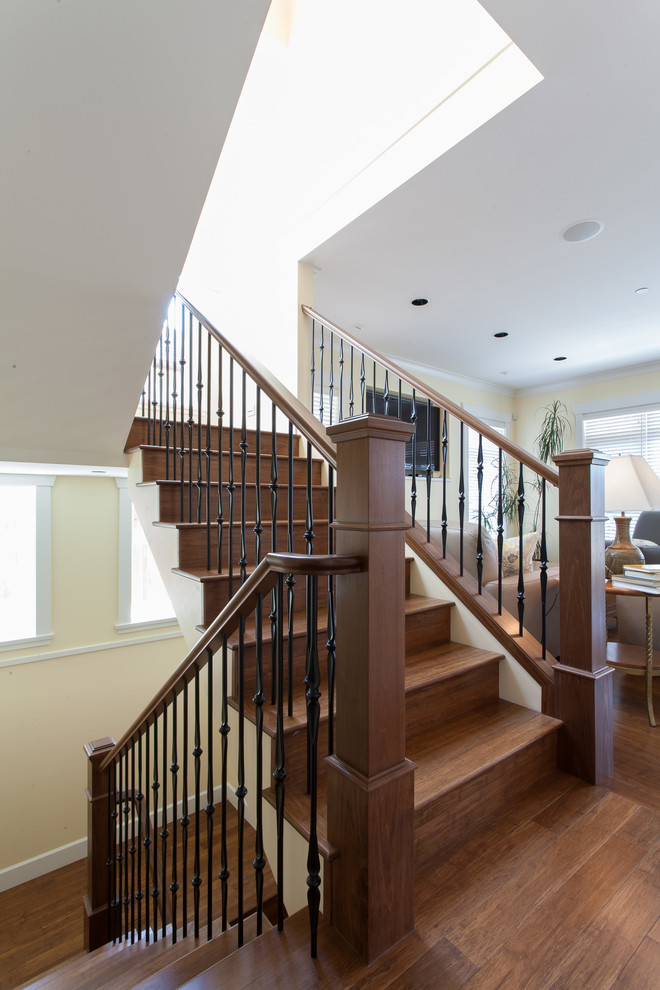 Cette image montre un escalier craftsman en U de taille moyenne avec des marches en bois, des contremarches en bois et éclairage.
