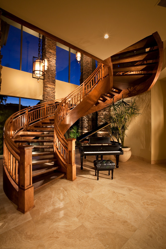 Стильный дизайн: изогнутая лестница среднего размера в современном стиле с деревянными ступенями без подступенок - последний тренд