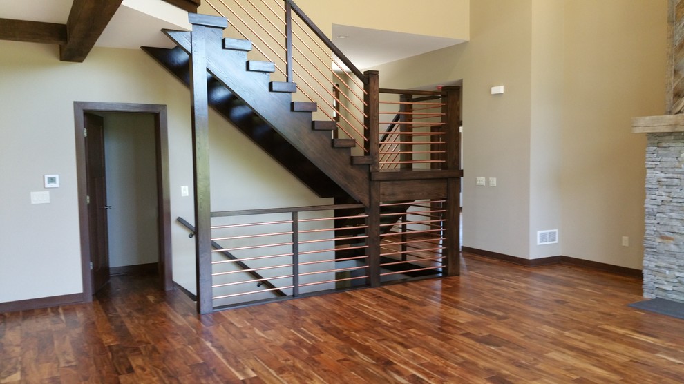 Идея дизайна: большая п-образная лестница в современном стиле с деревянными ступенями и металлическими перилами без подступенок