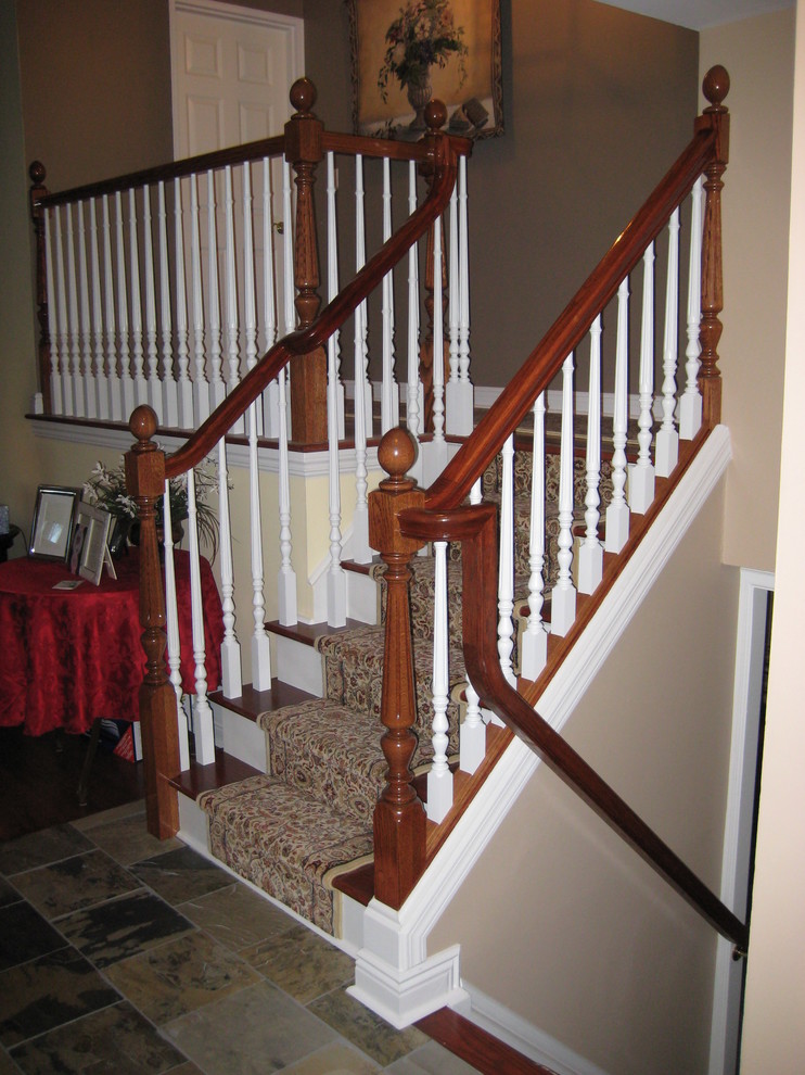 Diseño de escalera recta tradicional pequeña con escalones enmoquetados, contrahuellas enmoquetadas y barandilla de madera