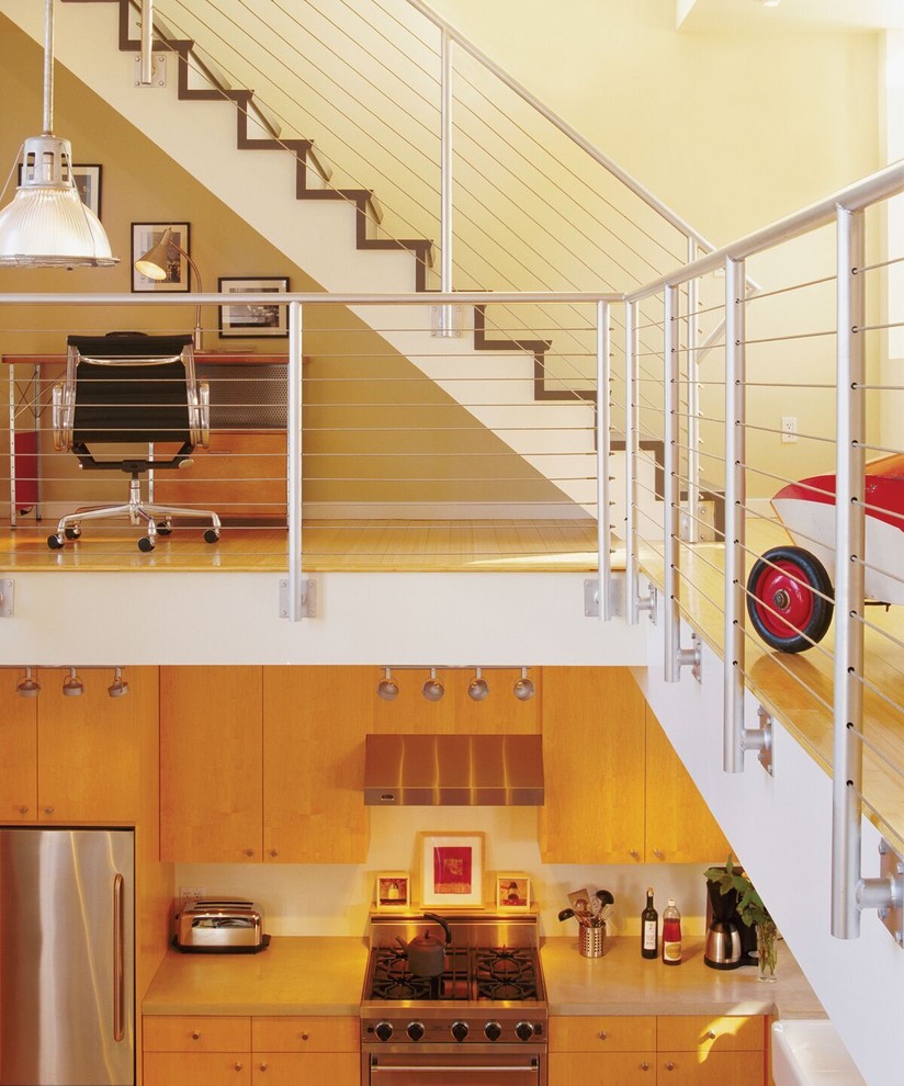 Diseño de escalera recta contemporánea de tamaño medio con escalones de madera y barandilla de cable