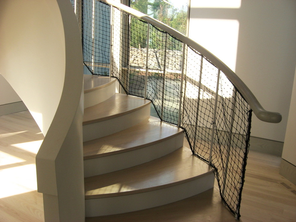 プロビデンスにある高級な広いコンテンポラリースタイルのおしゃれなサーキュラー階段の写真