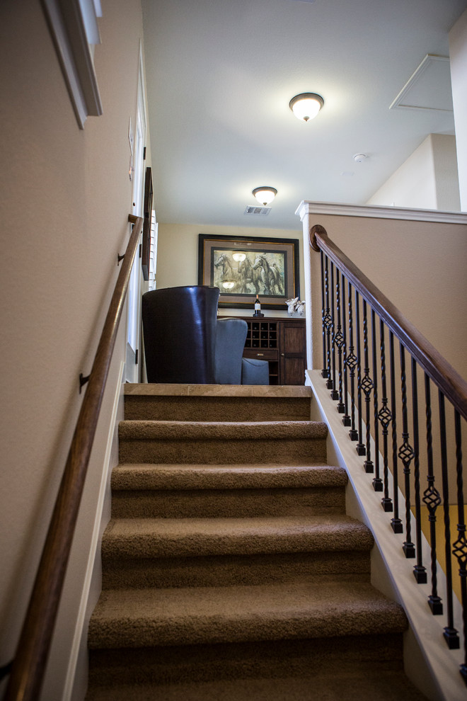 Idéer för att renovera en stor vintage l-trappa, med heltäckningsmatta och sättsteg med heltäckningsmatta