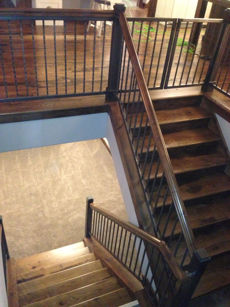 Foto de escalera en U clásica de tamaño medio con escalones de madera y contrahuellas de madera
