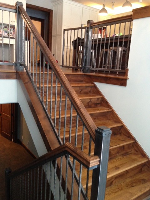 Источник вдохновения для домашнего уюта: п-образная деревянная лестница среднего размера в классическом стиле с деревянными ступенями