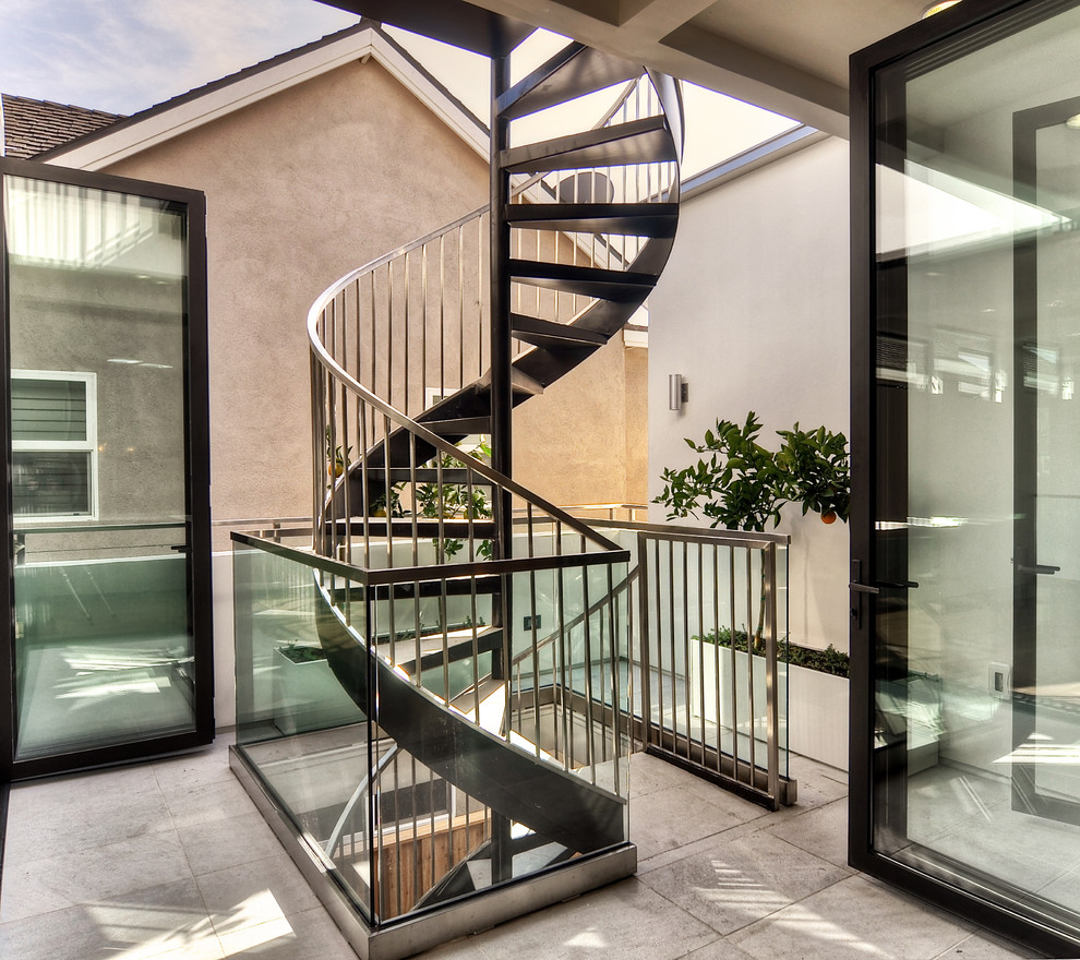 Пример оригинального дизайна: винтовая лестница среднего размера в современном стиле с ступенями из сланца и металлическими перилами без подступенок