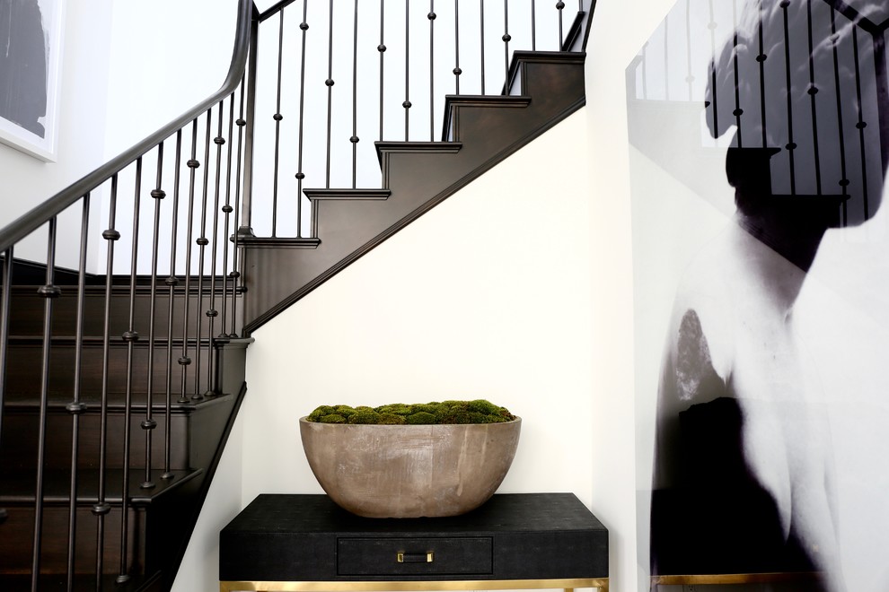 Imagen de escalera en U tradicional de tamaño medio con escalones de madera y contrahuellas de madera