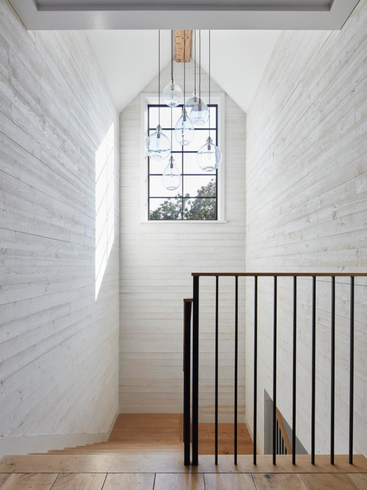 Стильный дизайн: п-образная лестница в стиле кантри с деревянными ступенями и деревянными стенами - последний тренд