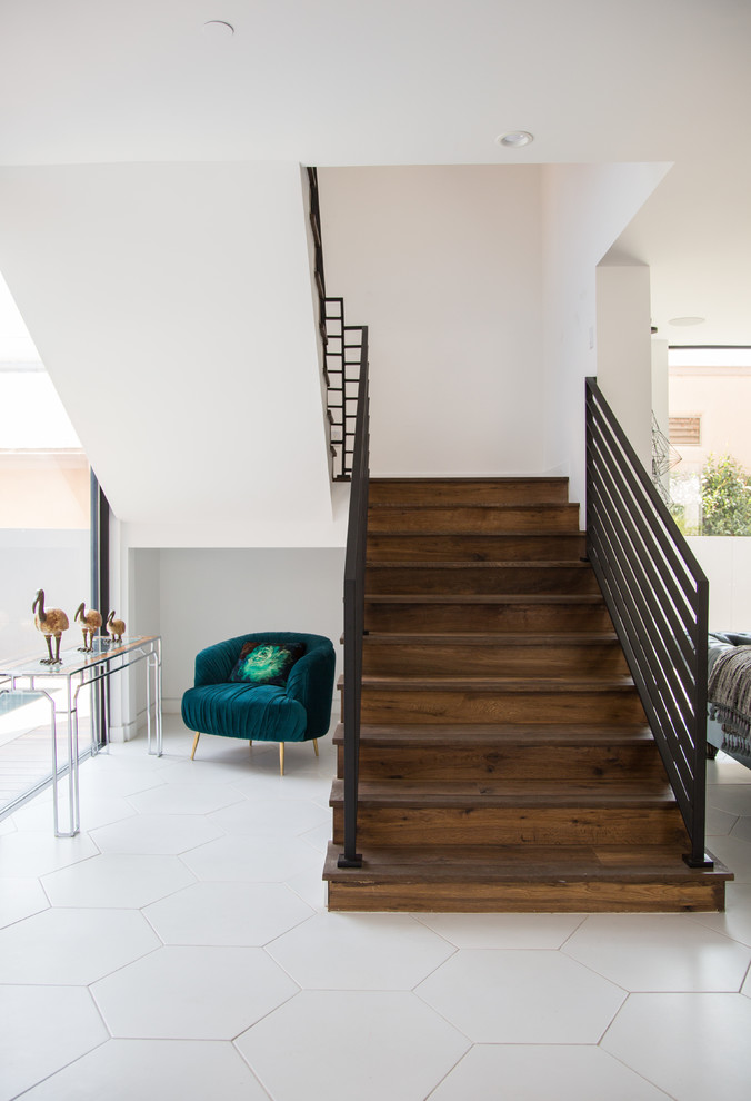 Idée de décoration pour un escalier design en U de taille moyenne avec des marches en bois, des contremarches en bois et un garde-corps en métal.