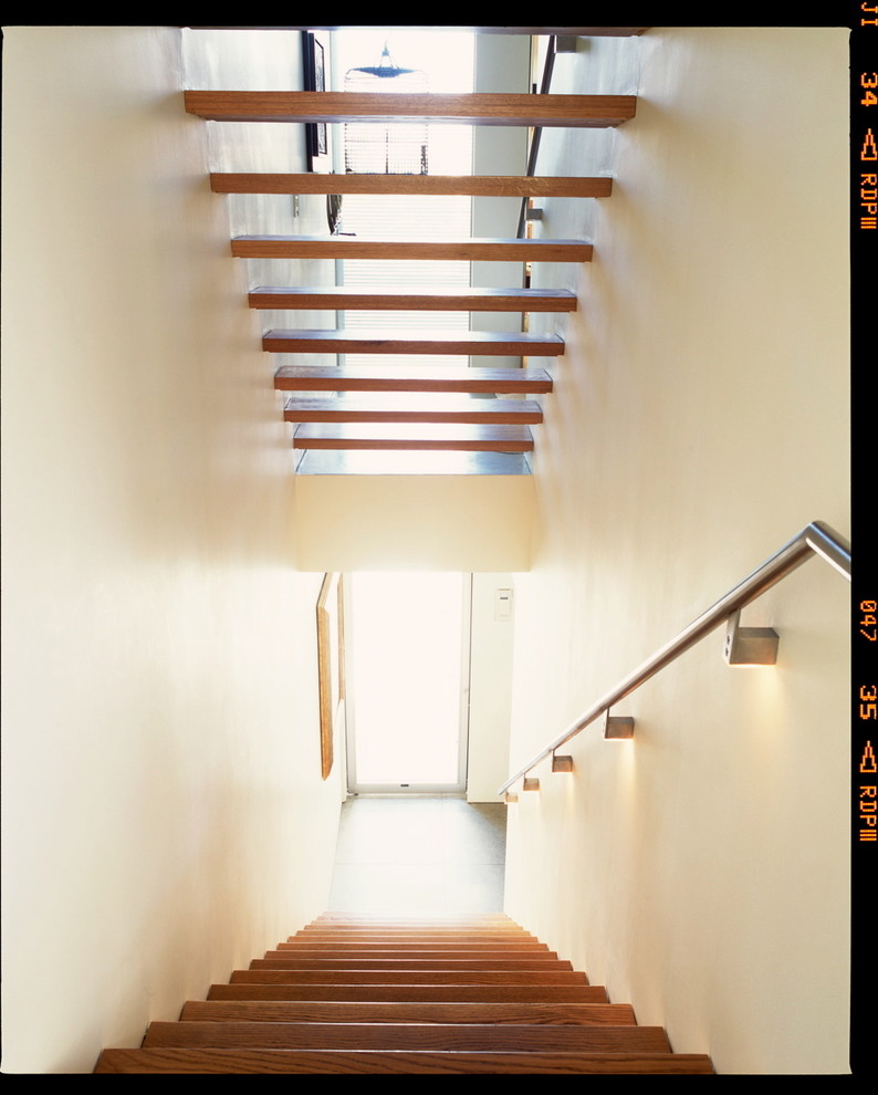 Свежая идея для дизайна: прямая лестница среднего размера в современном стиле - отличное фото интерьера