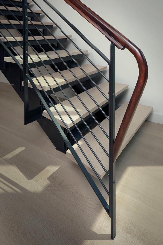 Imagen de escalera recta actual grande sin contrahuella con escalones de madera y barandilla de metal
