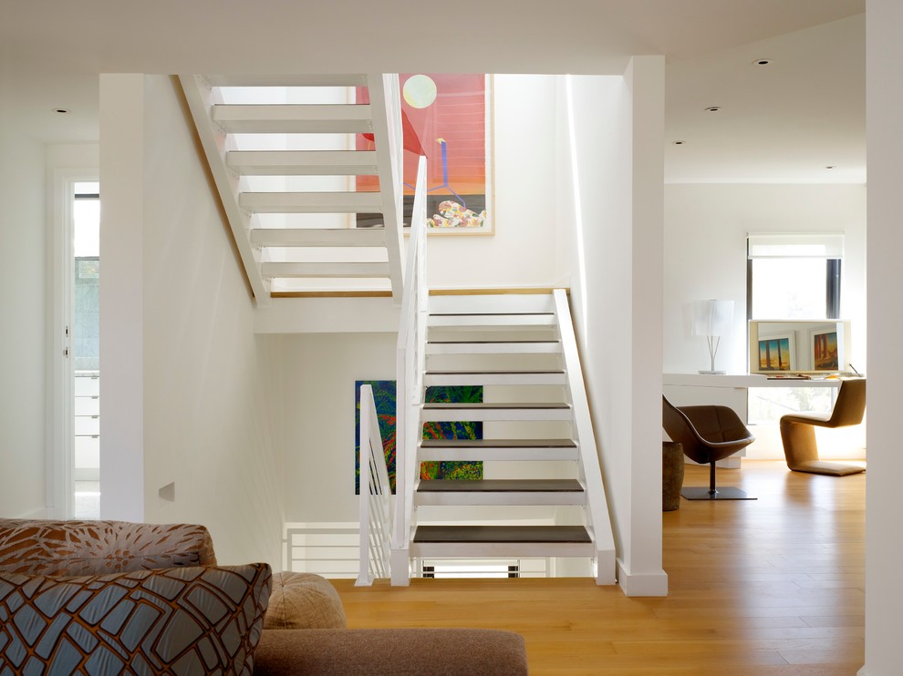 Inspiration pour un escalier sans contremarche minimaliste avec palier et éclairage.