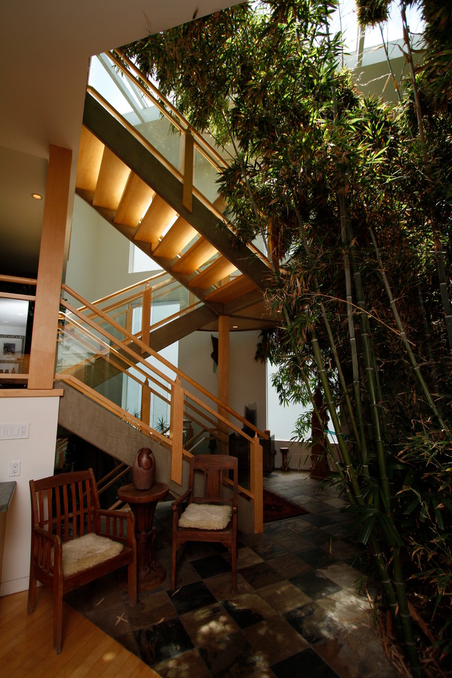 Свежая идея для дизайна: угловая деревянная лестница в восточном стиле с деревянными ступенями - отличное фото интерьера