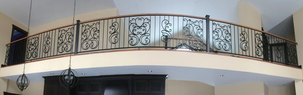 バンクーバーにある高級な広いトラディショナルスタイルのおしゃれな階段の写真