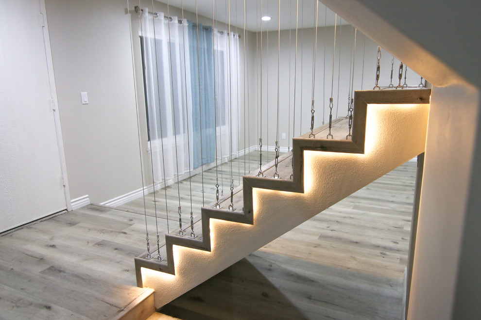 Идея дизайна: п-образная деревянная лестница среднего размера в стиле модернизм с деревянными ступенями и перилами из тросов
