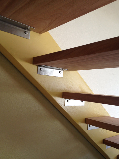 Imagen de escalera suspendida minimalista de tamaño medio con escalones de madera