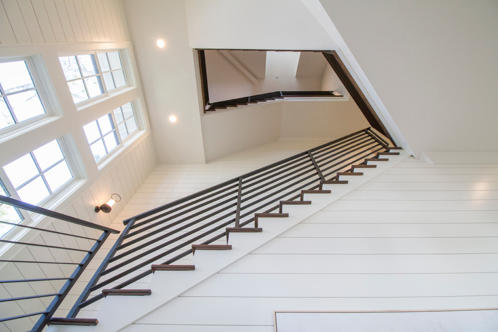 На фото: огромная лестница в морском стиле с деревянными ступенями